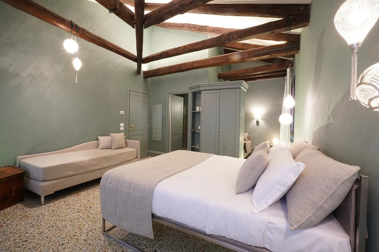 P 1779 Bed & Breakfast Venice Italy