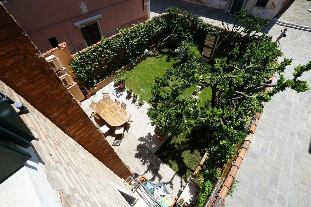 P 1779 Bed & Breakfast Venice Italy