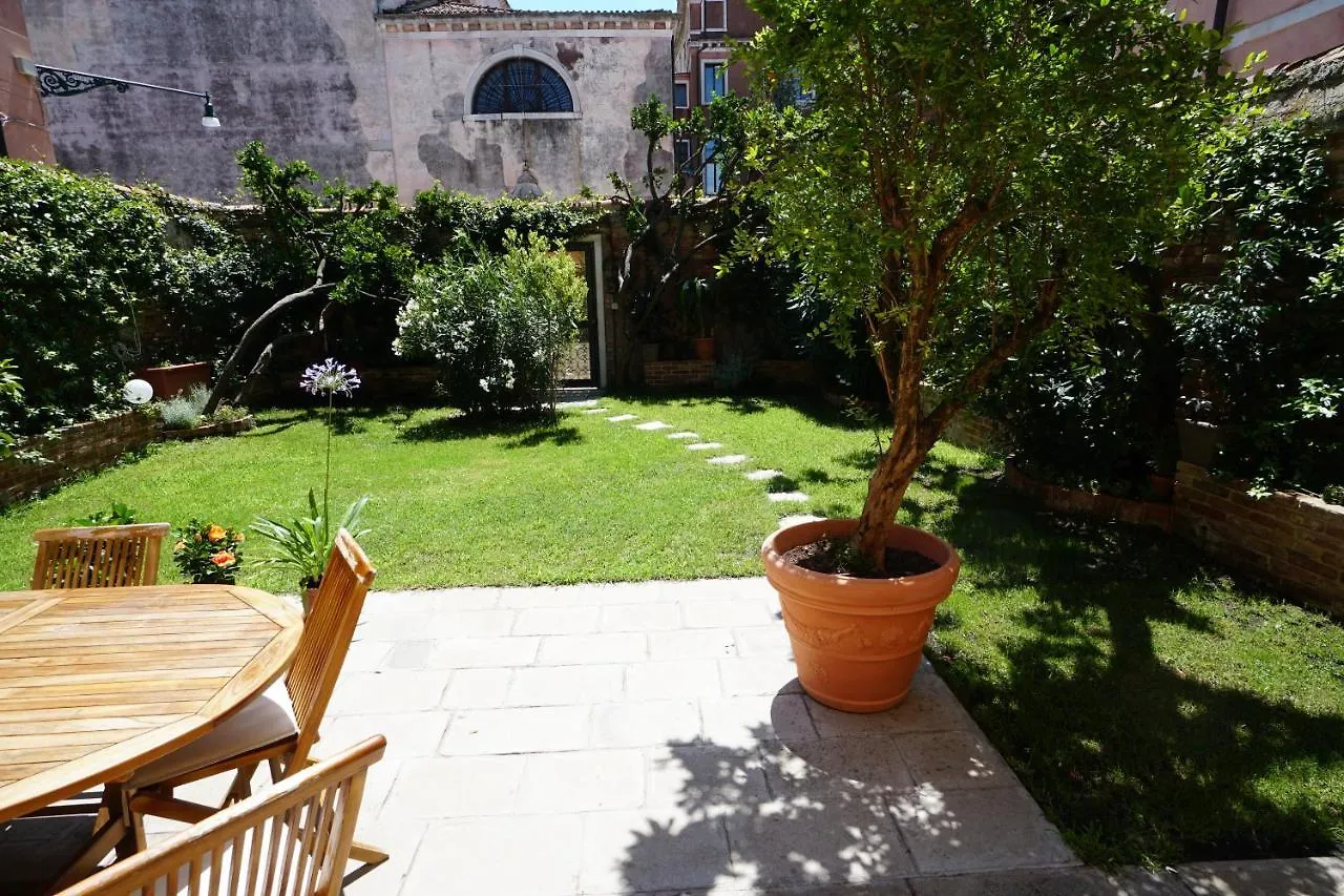 P 1779 Bed & Breakfast Venice Italy