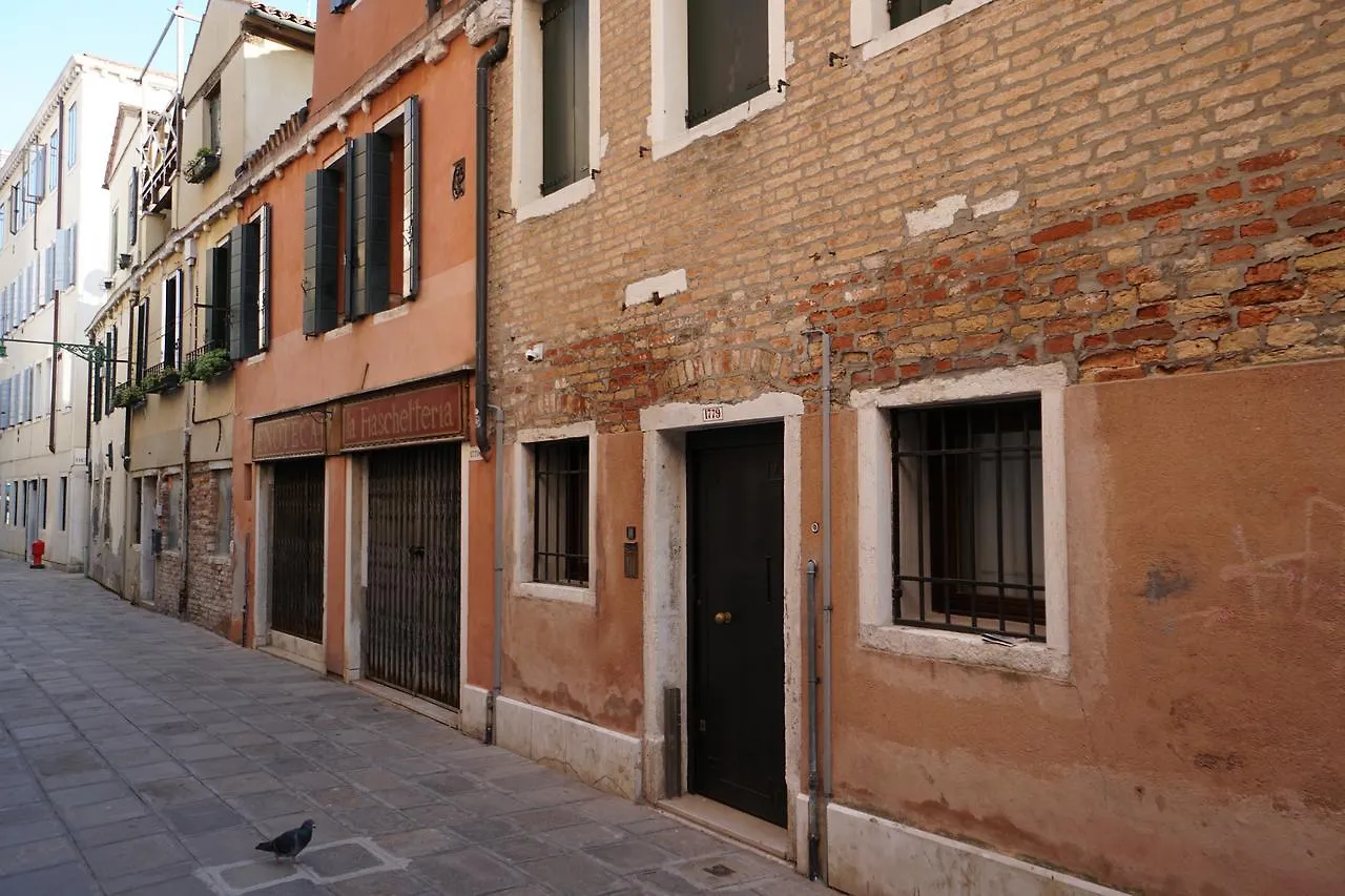 P 1779 Bed & Breakfast Venice Italy